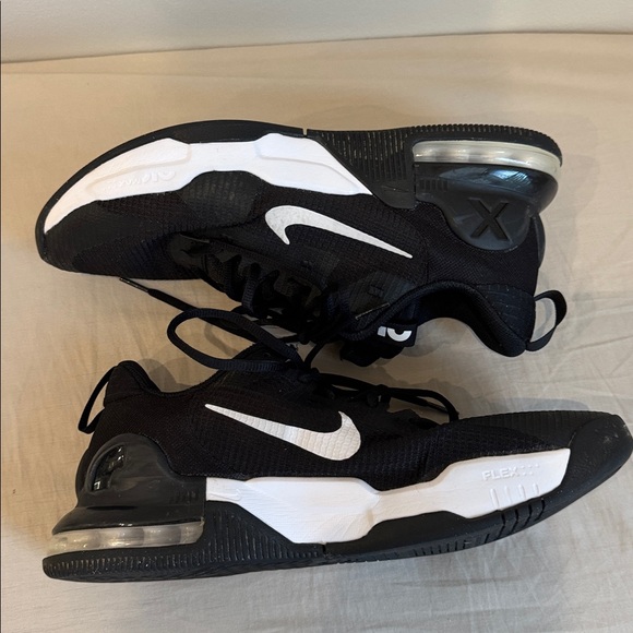 Nike mens Black and White Air Sneakers size 10 - Picture 4 of 6